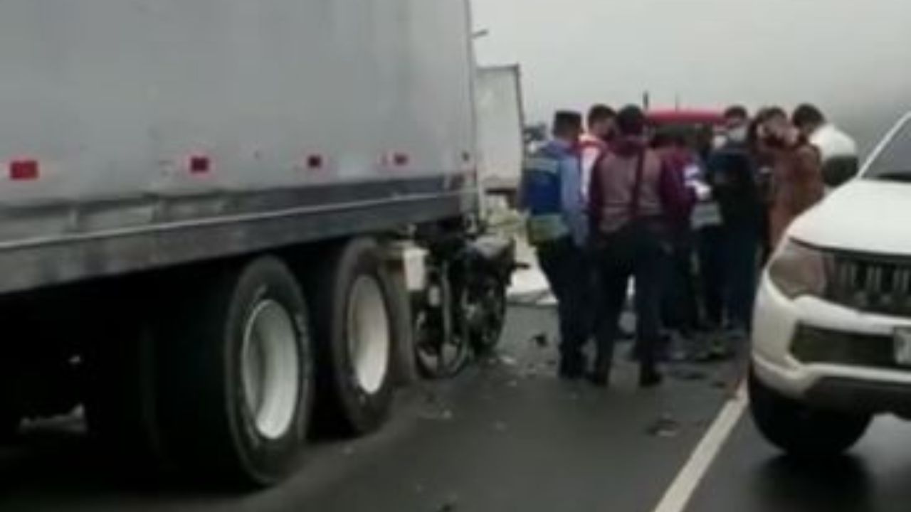 Motociclista no se percató de rastra estacionada a orilla de carretera y fue a impactar contra ella