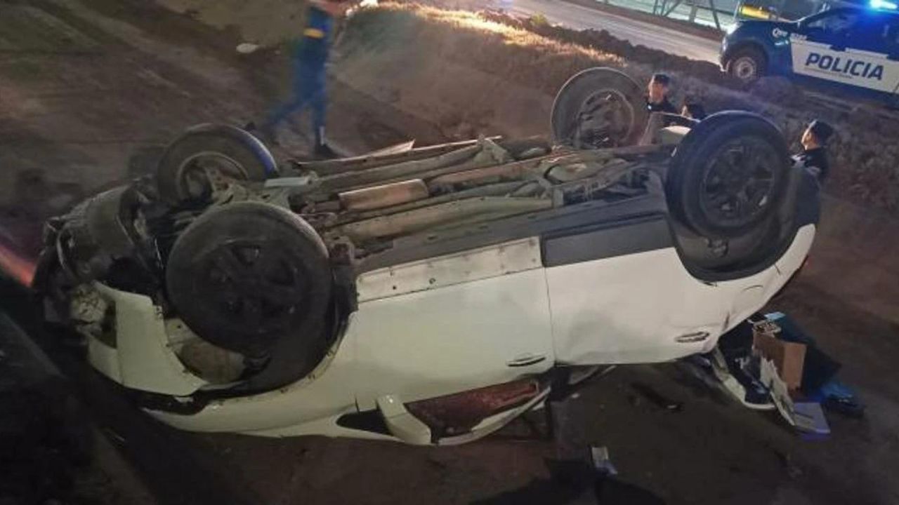 Sufrieron un accidente vial cuando esperan asistencia sujetos les robaron sus pertenencias