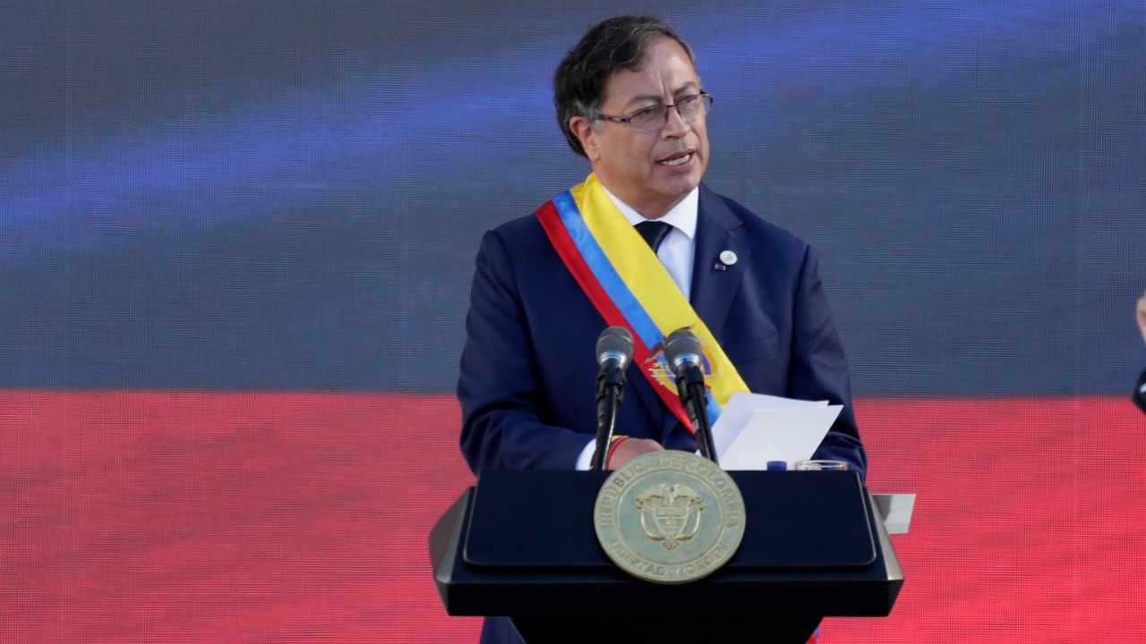 Petro ordena como primer acto de su Gobierno que saquen la espada de Bolívar