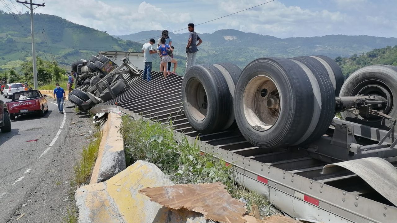 Imágenes: Hondureños se salvan de morir en triple colisión en la CA-4