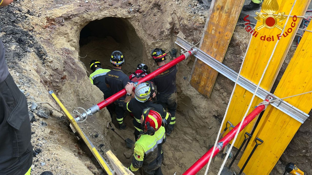 Rescatan a hombre de un túnel en Roma que suponen se excavo para robar banco