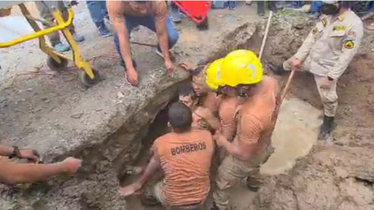 Captan momento del rescate de obrero que había quedado atrapado en un canal de desagüe de agua en Choluteca