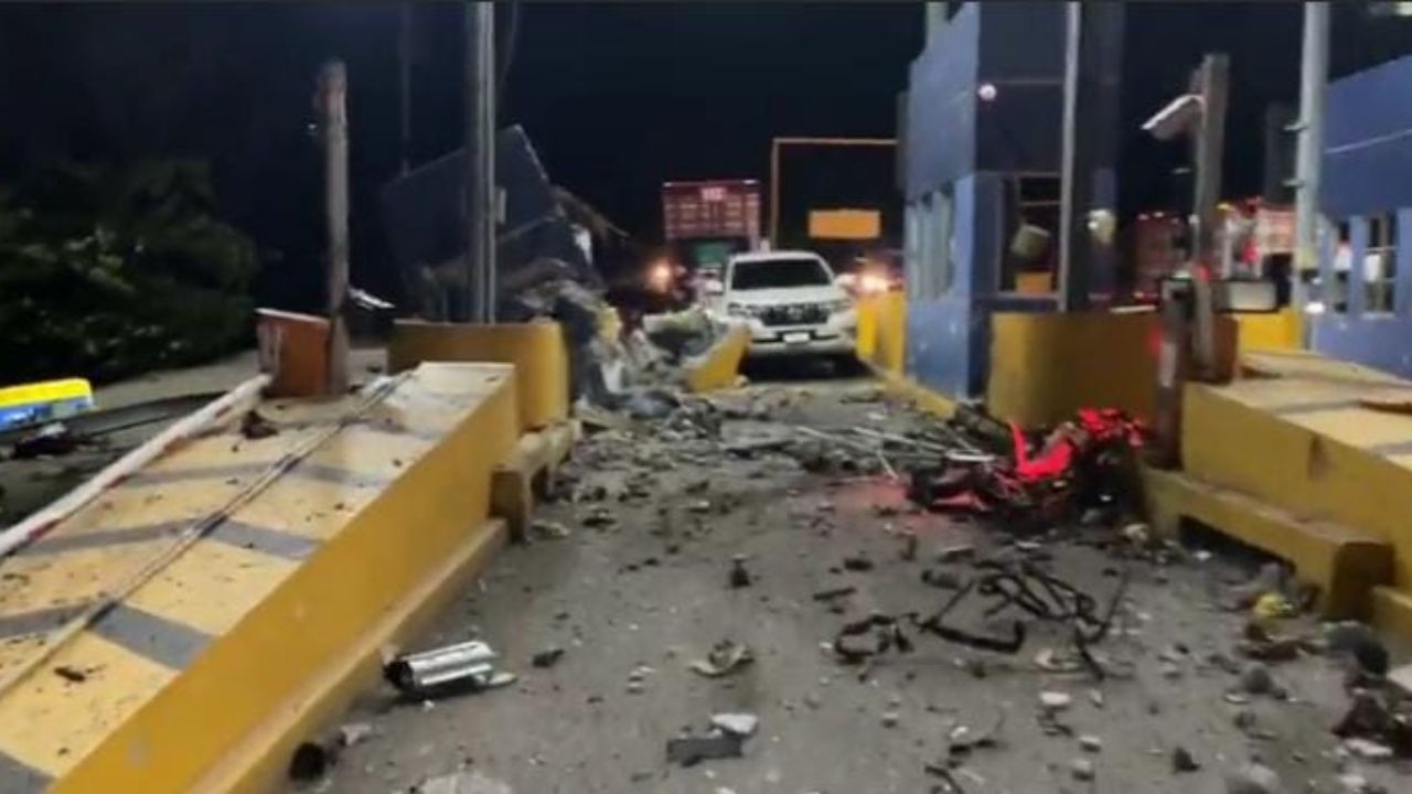 Guatemalteco muere tras impactar rastra contra dos vehículos y caseta de peaje en Santa Cruz de Yojoa