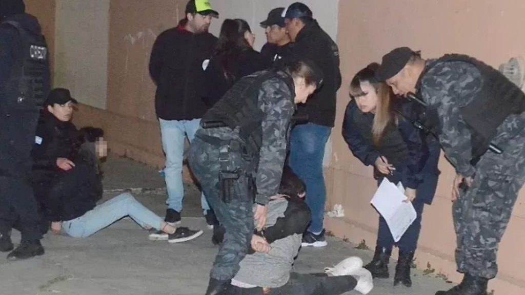 chicas adolescentes atacan a otra