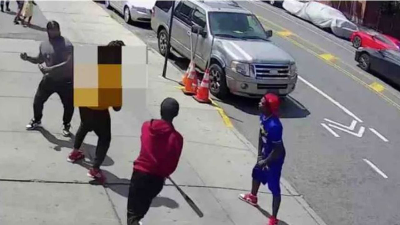 ¡A batazos! Vídeo muestra el ataque salvaje a hombre a plena luz en calle de Nueva York