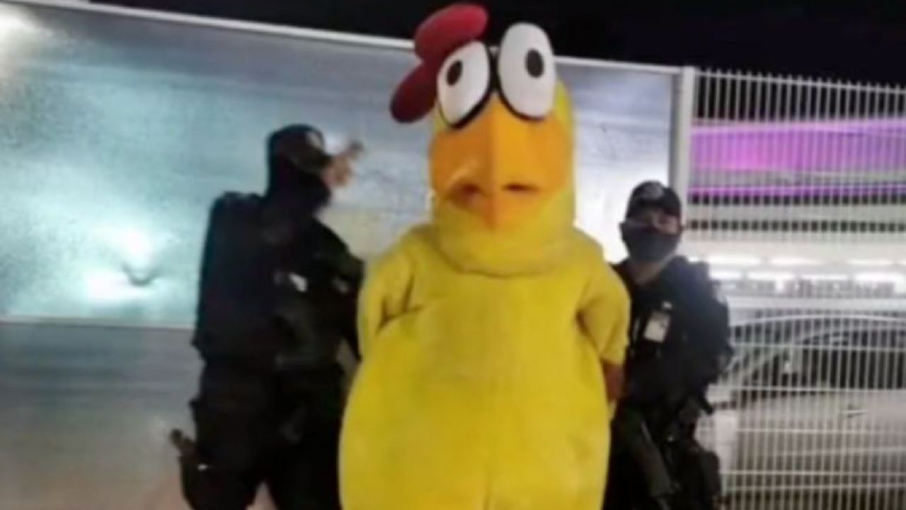 Arresto de hombre disfrazado de pollo en el aeropuerto de Guadalajara se viraliza en TikTok
