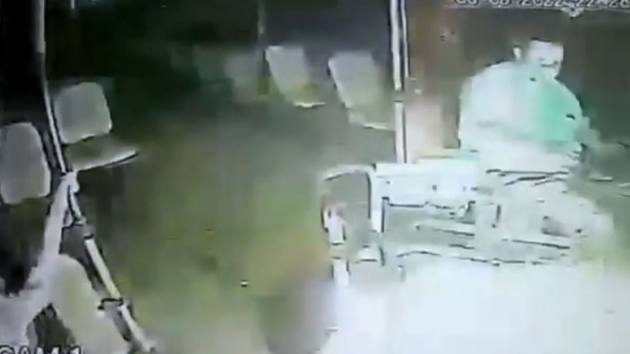 Video: Sujeto se sube en un bus y le prende fuego con los pasajeros adentro