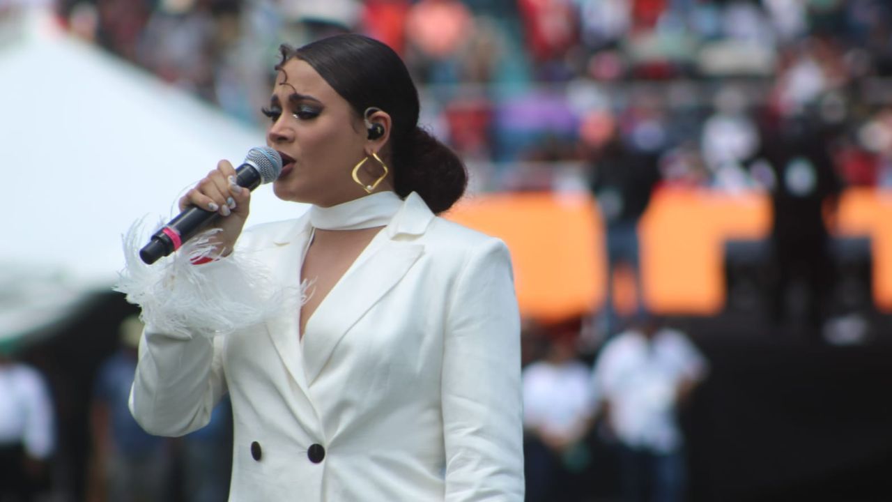 Cesia Sáenz recibe gran ovación tras entonar el Himno Nacional de Honduras por el 201 aniversario de independencia