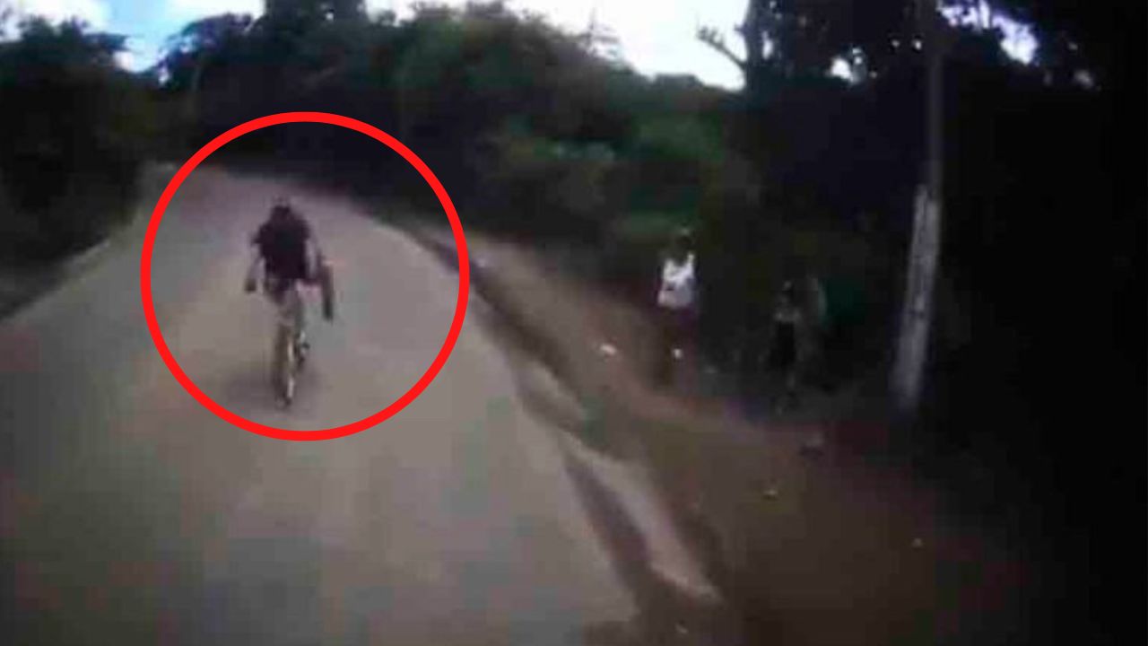 Vídeo: Ciclista invadió carril contrario e impactó de frente contra autobús