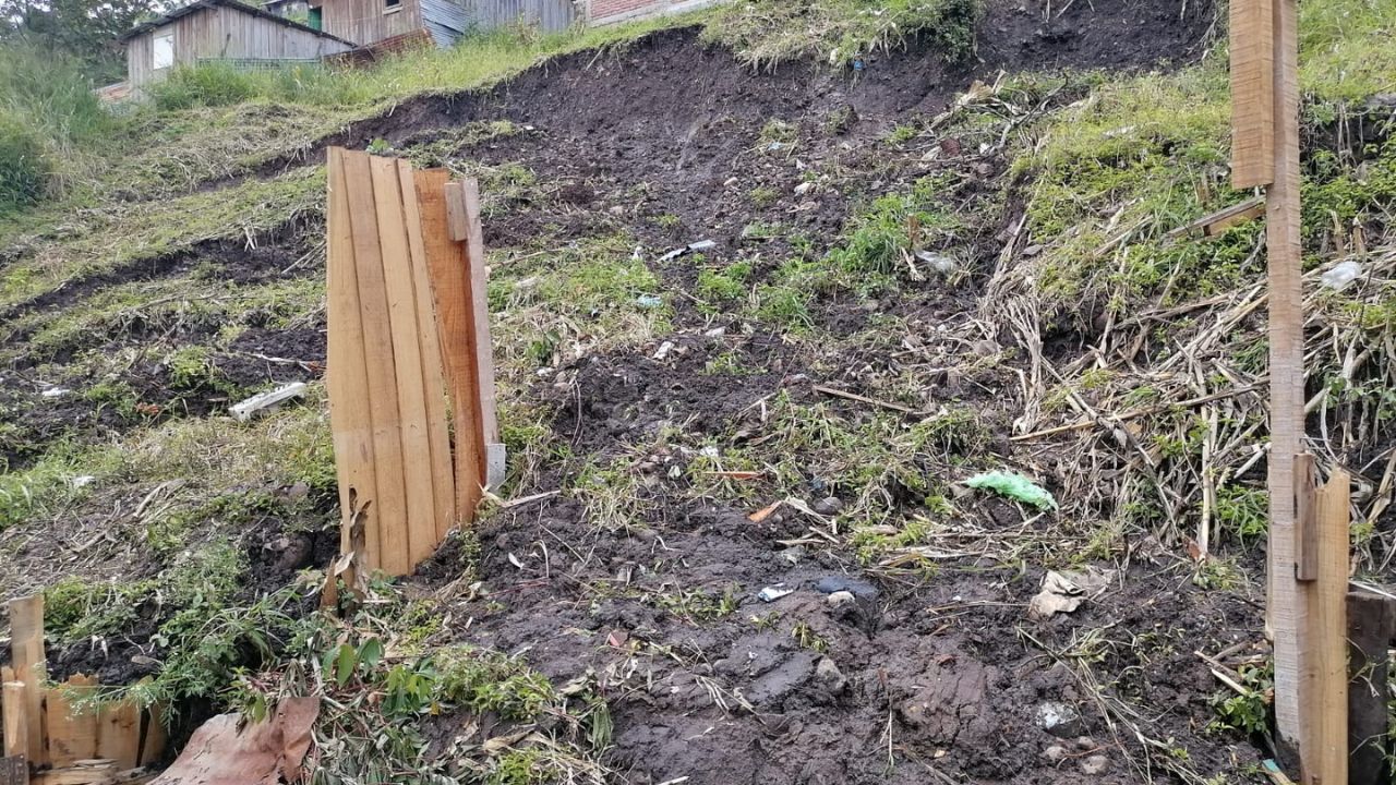 Otro derrumbe en colonia capitalina; una casa cedió y peligran seis viviendas