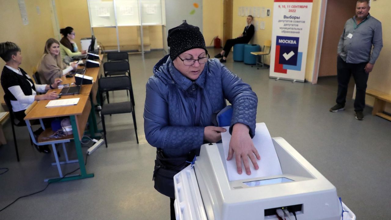 Rusia celebra elecciones que favorecen a 'Rusia Unida' a la sombra de la guerra