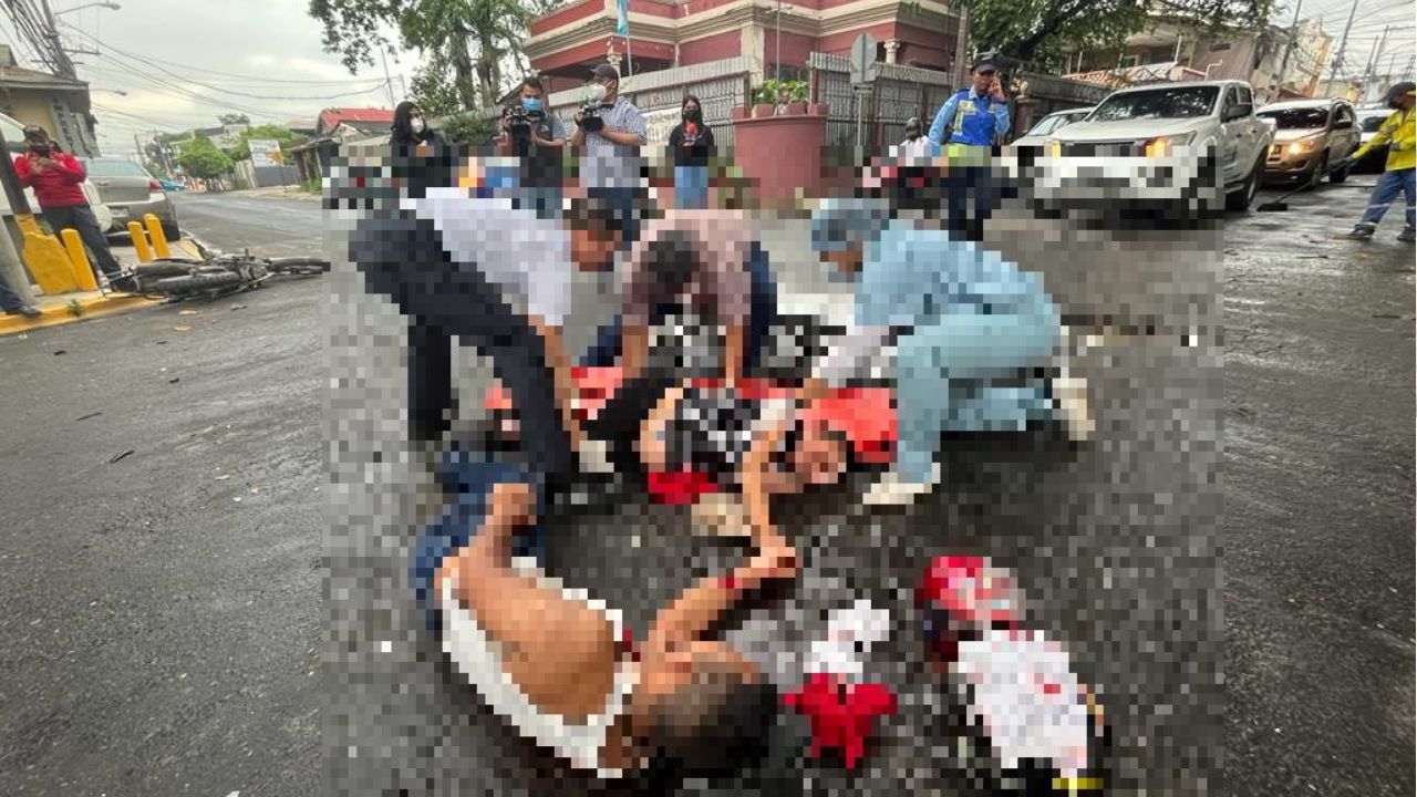Video: Embarazada y pareja en moto fueron embestidos por otro vehículo en SPS