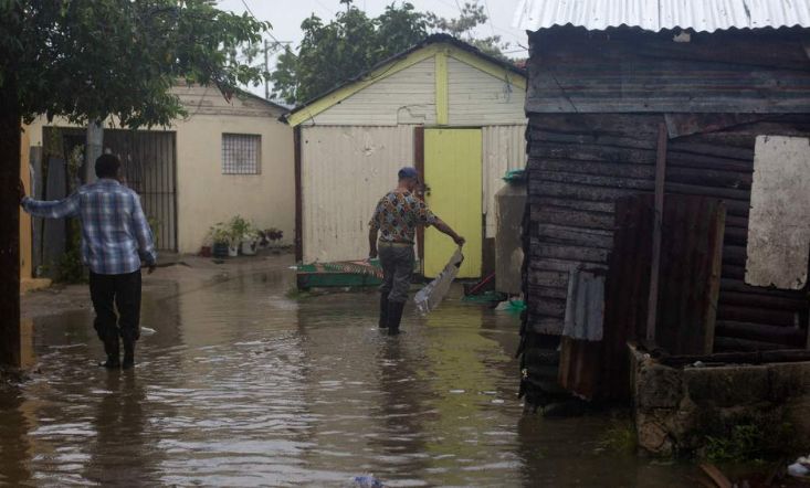 Casi 800 desplazados e inundaciones deja el paso de Fiona en República Dominicana