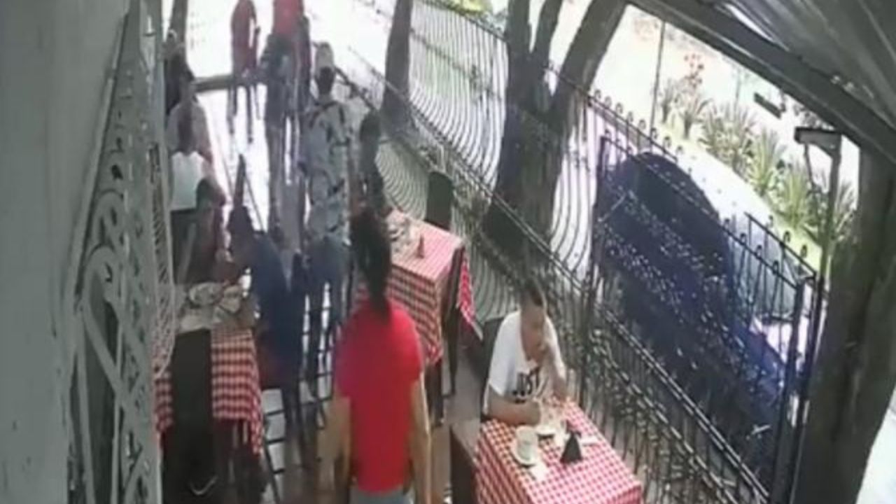 Video: A mano armada, asaltan a futbolistas mientras almorzaban en Colombia