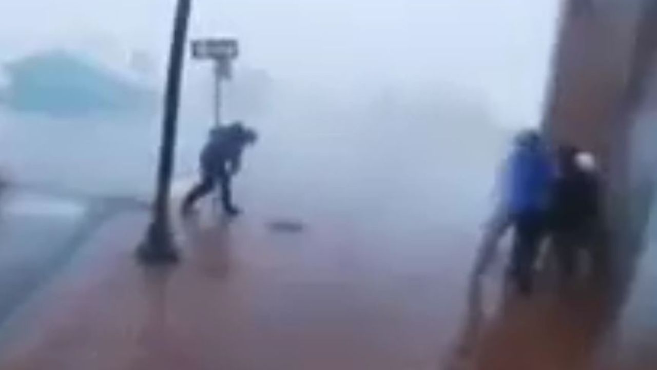 Vídeo: Hombre en La Florida lucha por no ser arrastrado por vientos del huracán Ian