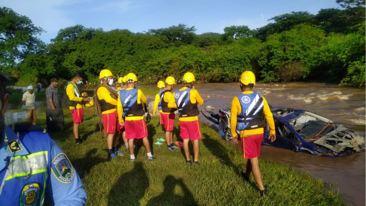 Hondureño desaparece tras caer con su vehículo al río Sampile en Choluteca