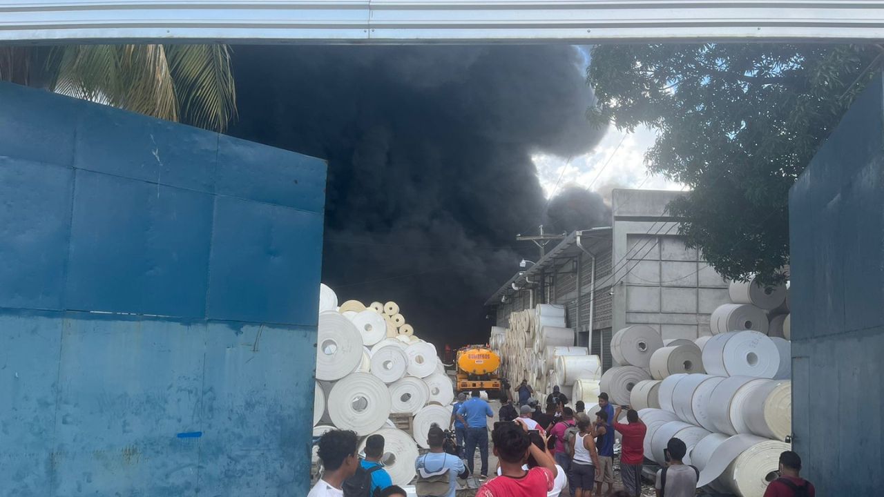 Voraz incendio consume fábrica  en Choloma; bomberos ya se encuentran en la zona