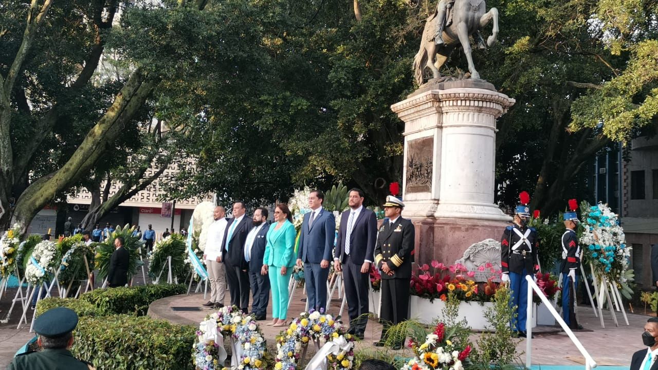 Con cañonazos e izada de la Bandera inauguran fiestas patrias por los 201 años de independencia de Honduras