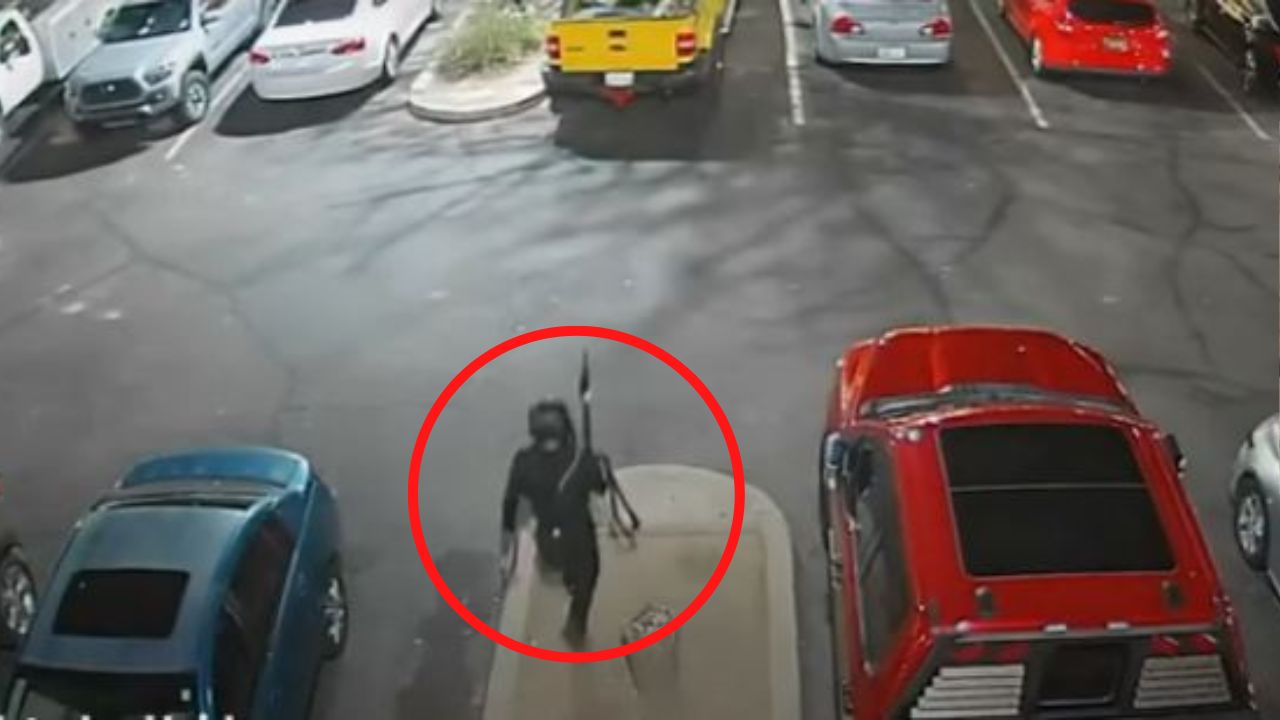 Video: joven abrió fuego cuando salió de un motel, mató a dos personas y se quitó la vida