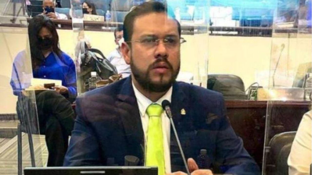 'Es primera vez en la historia  que suspenden a un congresista por ayudar a la base': Mauricio Rivera