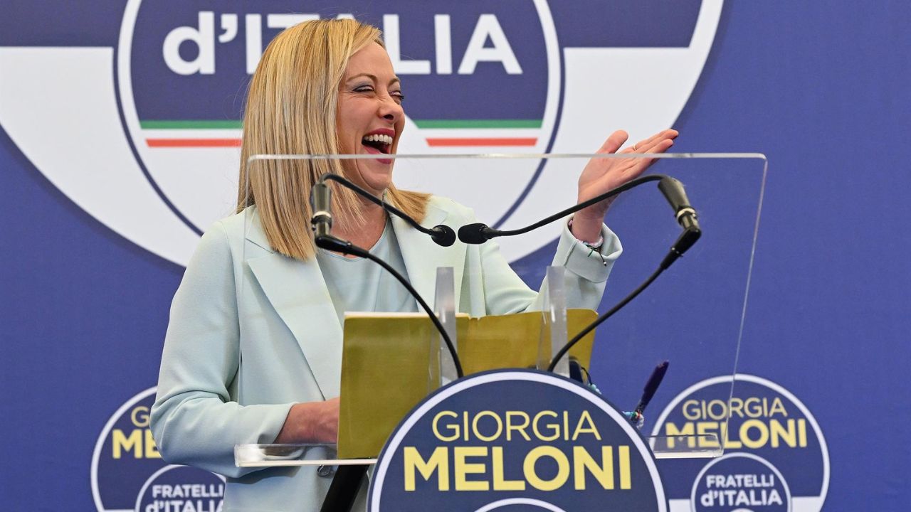 La ultraderechista Meloni, la primera mujer en llegar al poder en Italia