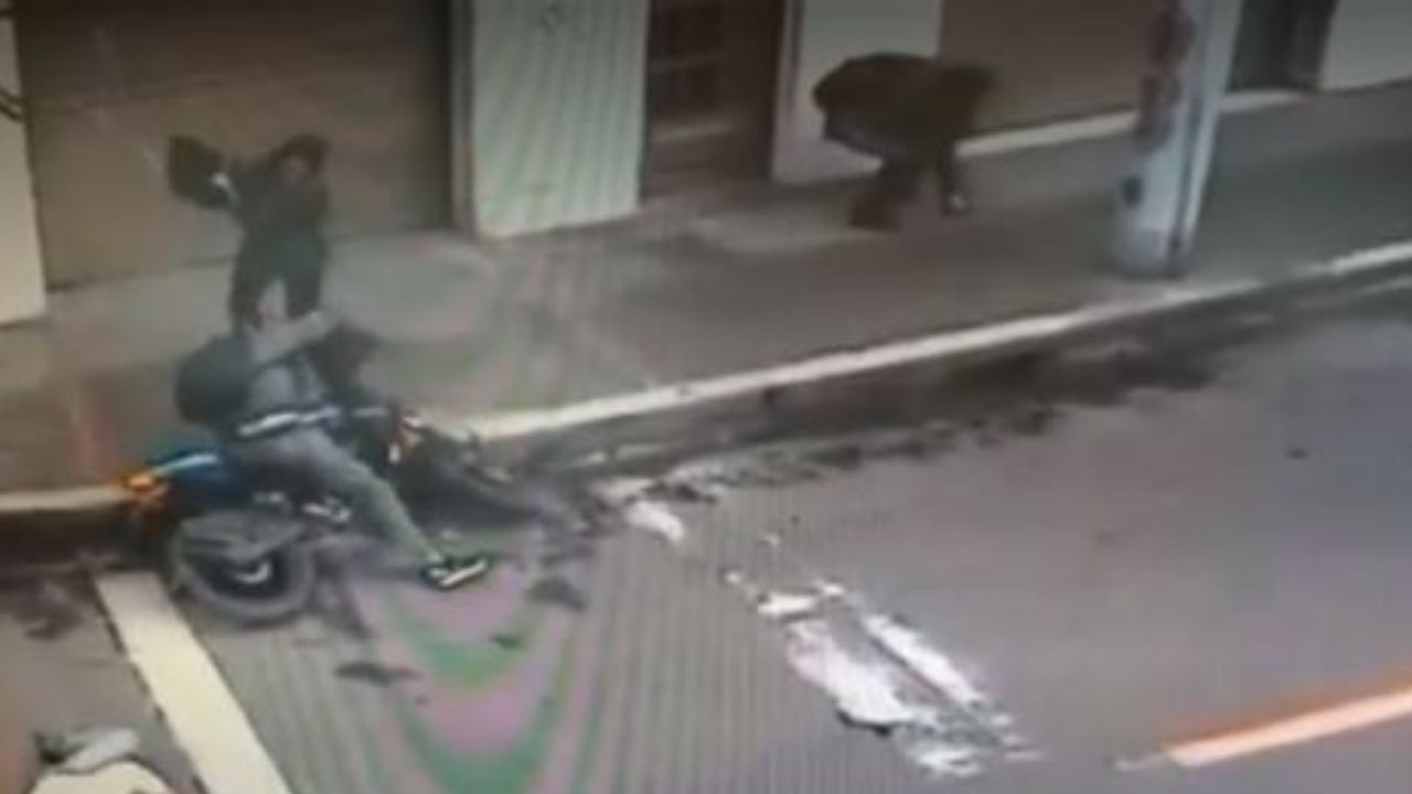 Video: Mujeres propinan golpiza a delincuente que las asaltó y atropelló a un anciano