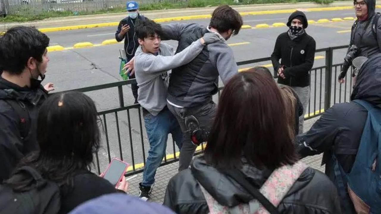 Video: Agreden a golpes al hermano del presidente chileno Boric en el centro de Santiago