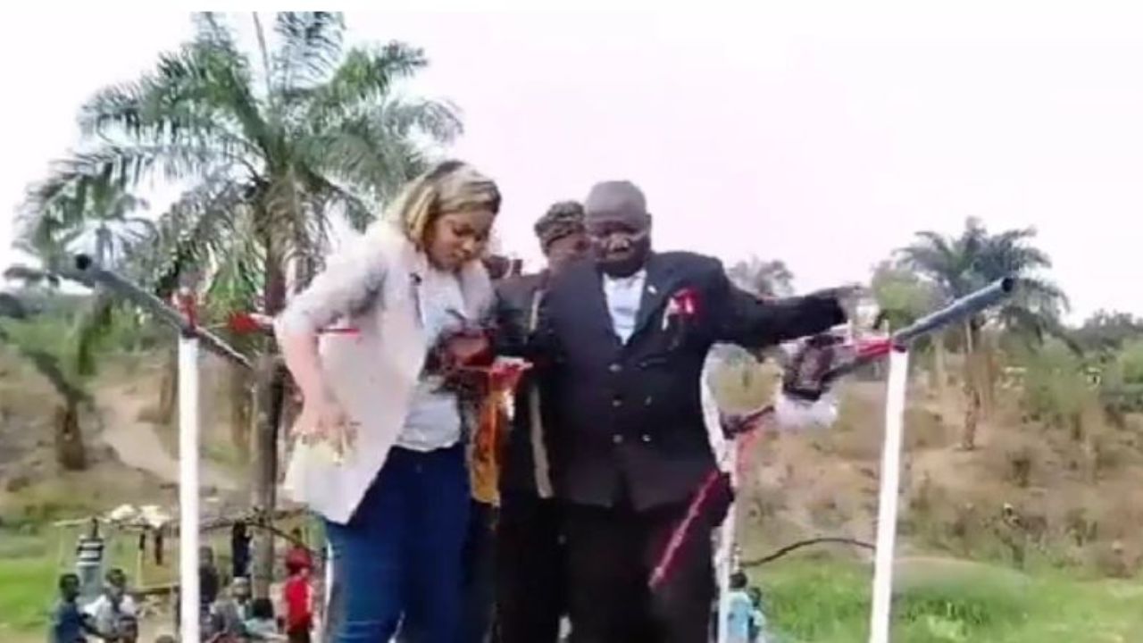 Video: Puente colgante se desplomó en plena inauguración; no soportó el peso de los funcionarios