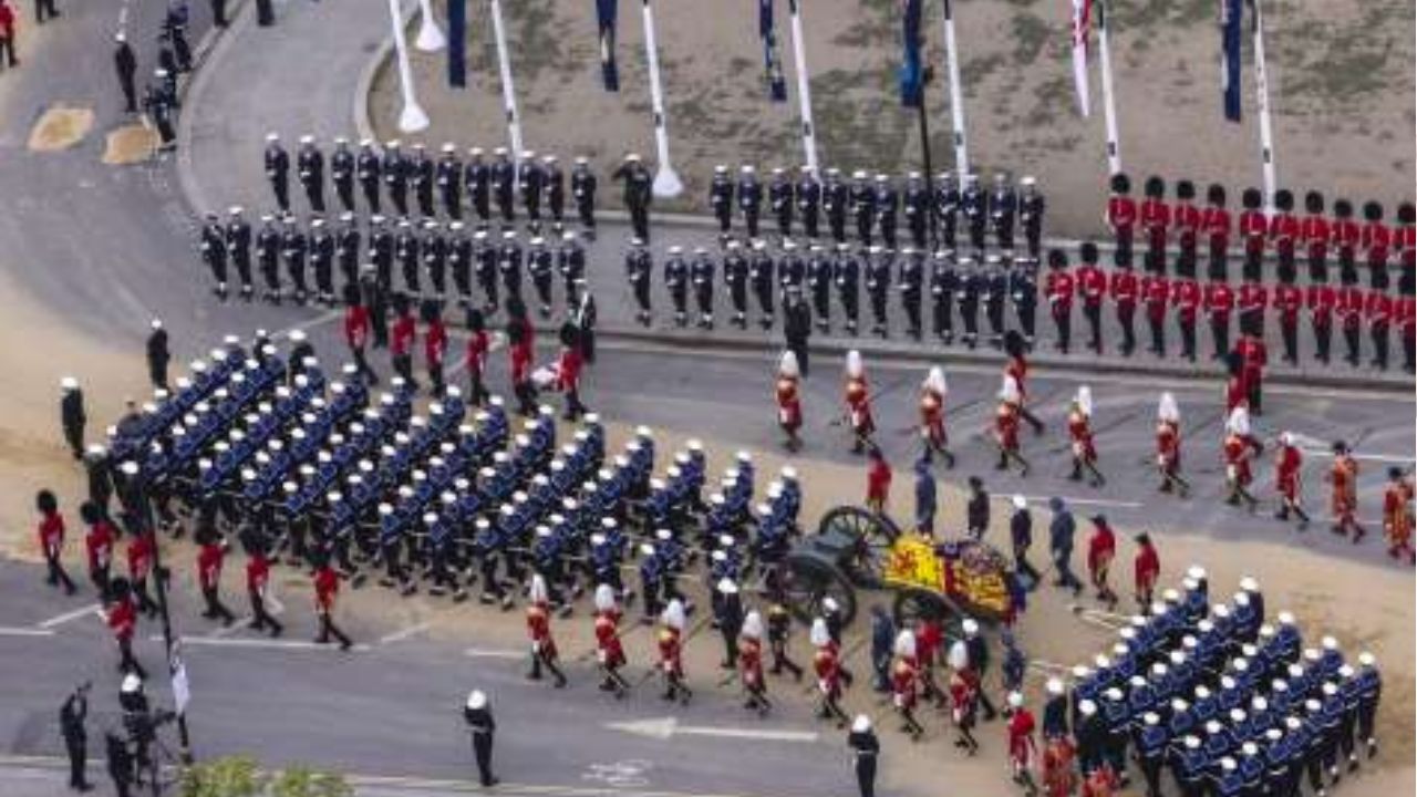 El cortejo de Isabel II recorre el centro de Londres tras el funeral