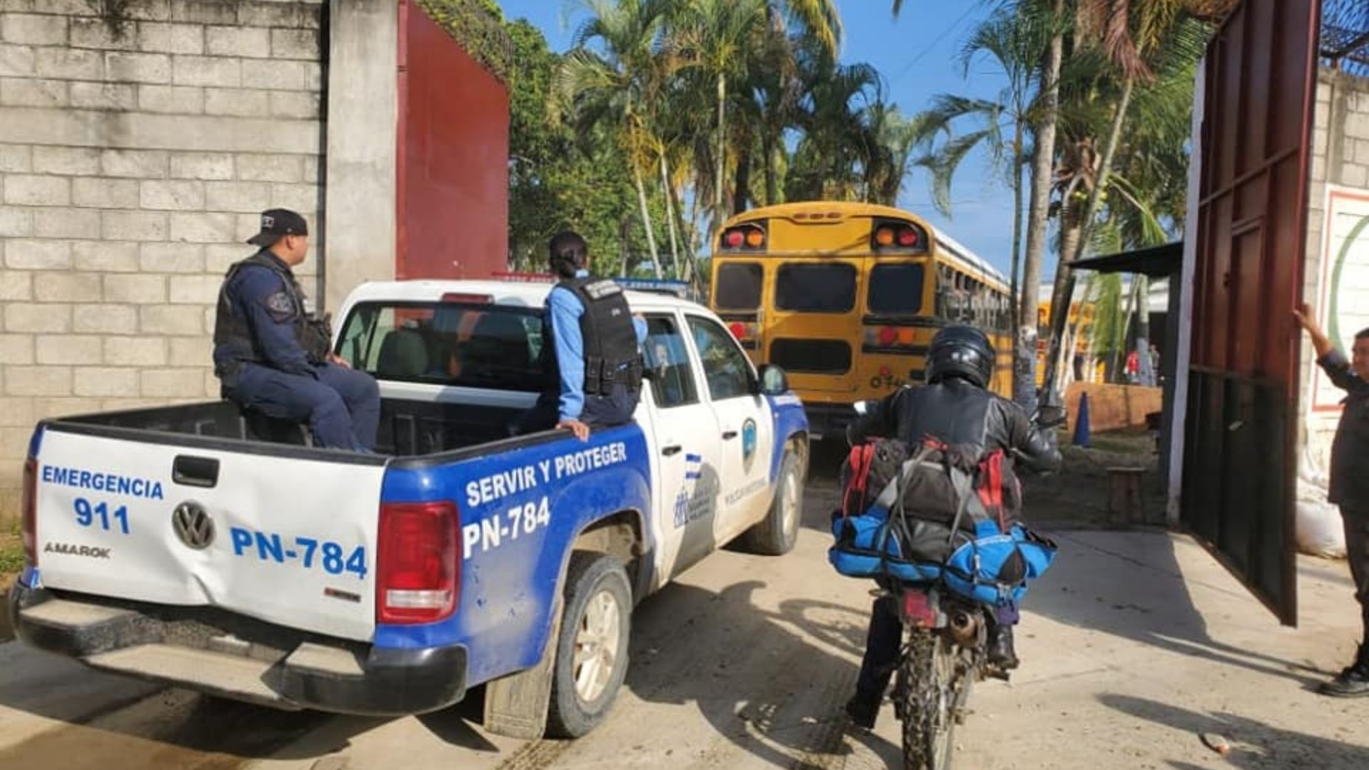 Así fue el retorno de los reclusos desde un albergue al centro penal de El Progreso, Yoro