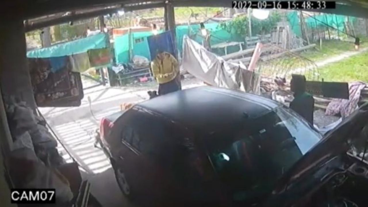 Video: Padre e hijo ejecutan a golpes a familiar borracho y lo dejan amarrado a un poste