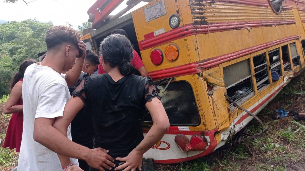 Equipo de fútbol sobrevive a caída de autobús en un abismo en Nicaragua, cerca de la frontera con Honduras