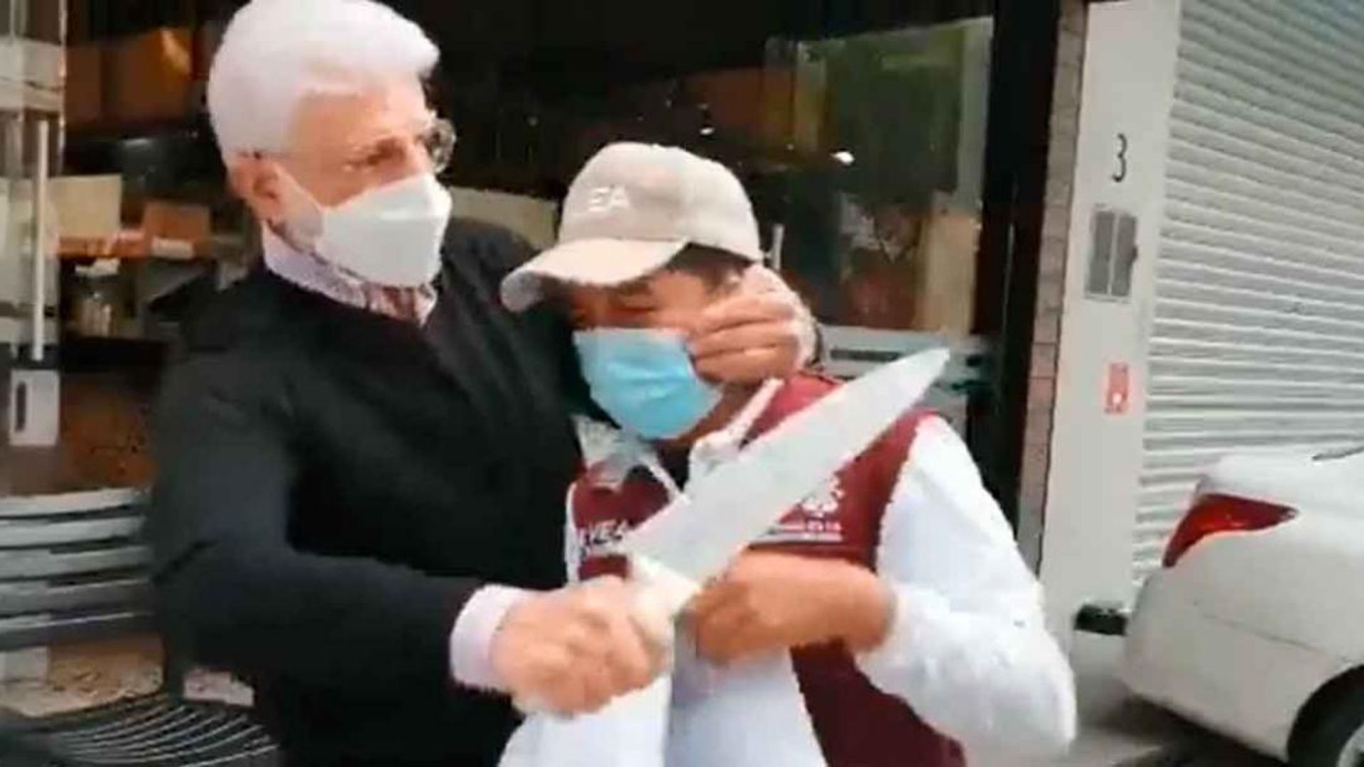 Papá de alcalde mexicano amenazó con degollar a un hombre por el cierre de su taquería en México
