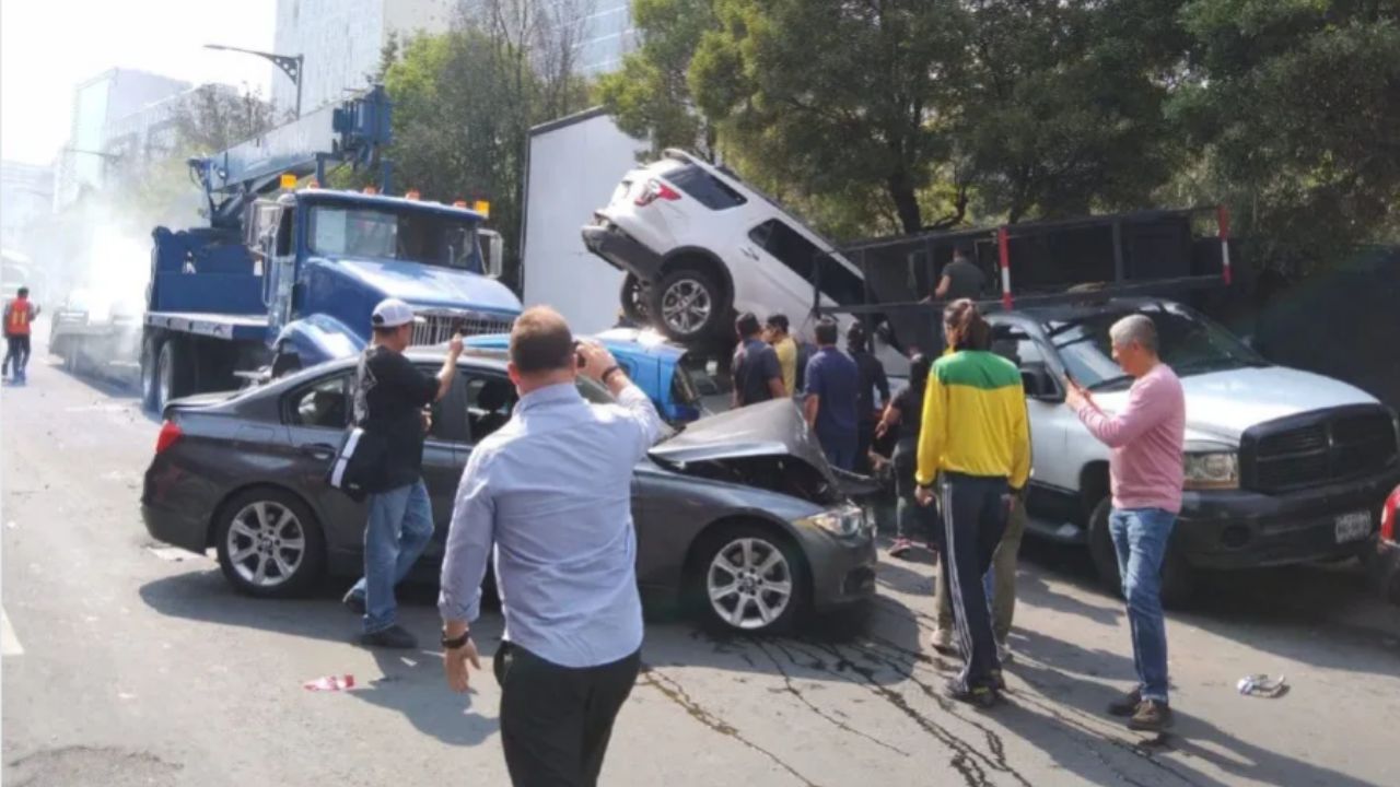 Video: tráiler se queda sin frenos y embiste a varios carros en Toluca, México