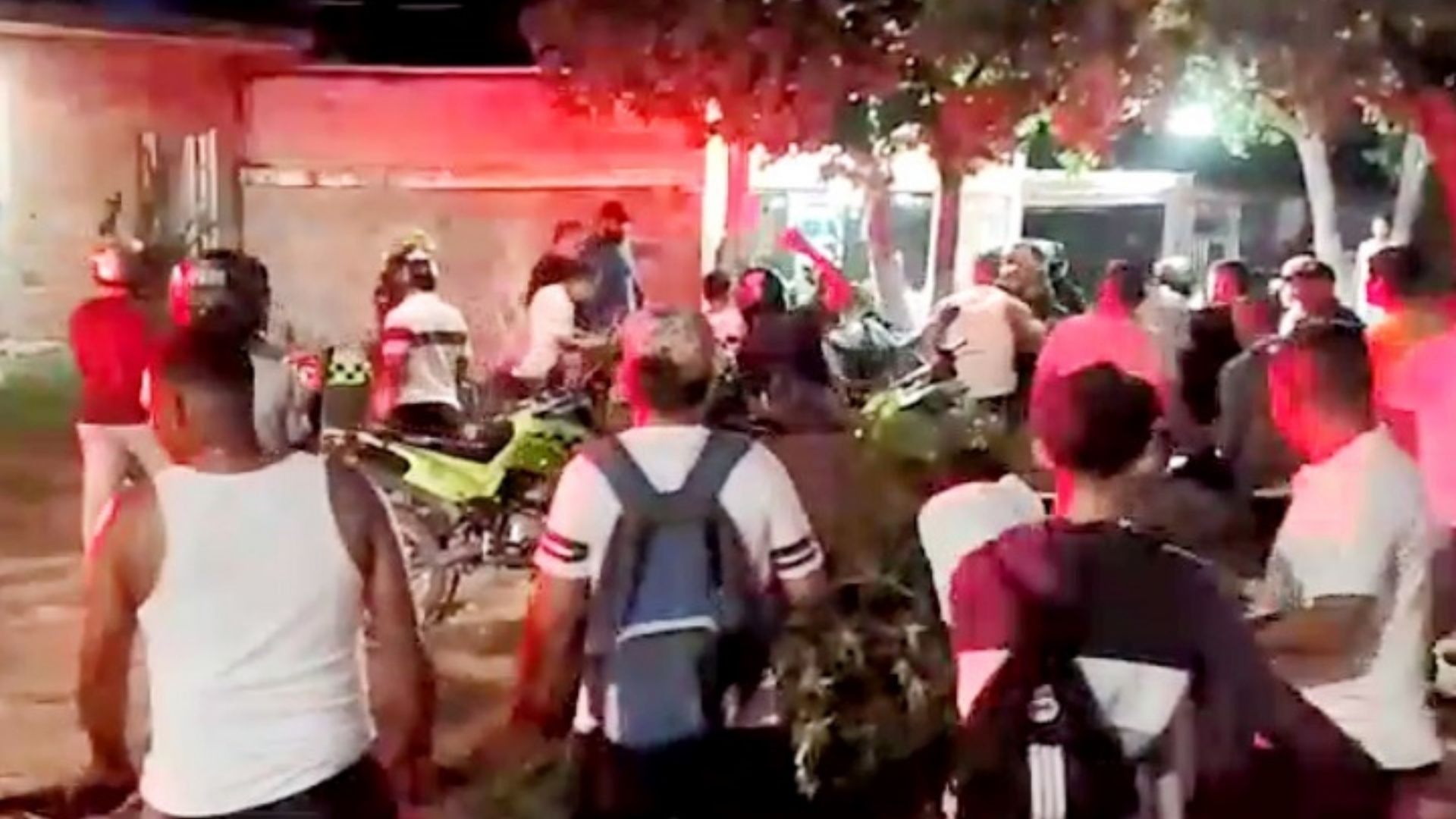 Vídeo: Turba de personas lincha a presunto ladrón en Colombia