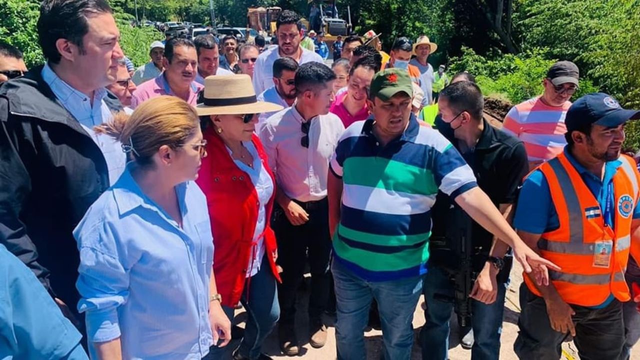 Xiomara Castro visita a los  afectados por las lluvias en Santa Bárbara y norte de Honduras
