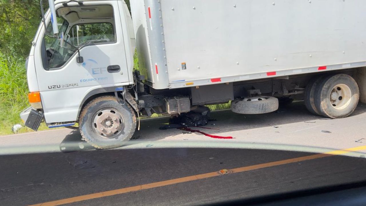 En video: debajo de un camión quedó motociclista atropellado en la salida a Valle de Ángeles