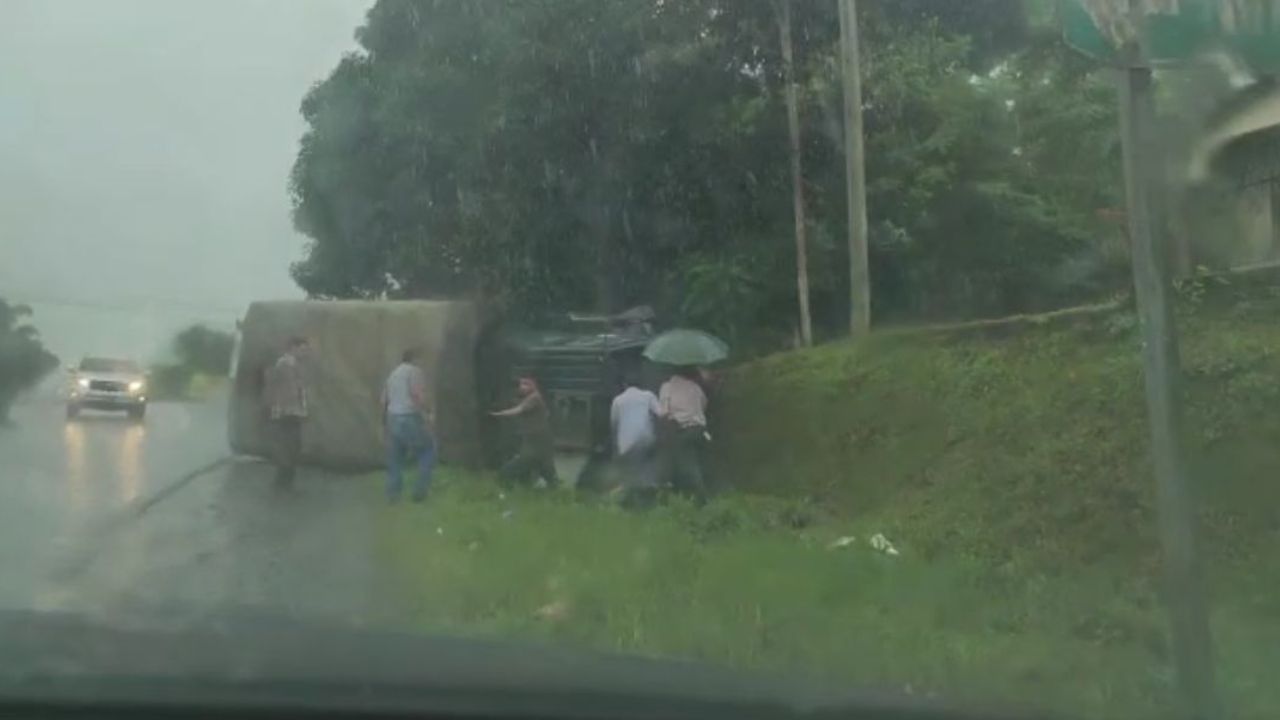 Conductor de camión militar resulta herido tras volcar en Tela, Atlántida