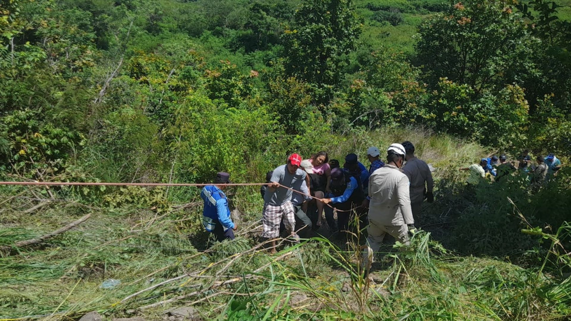 Dos muertos y 15 heridos deja accidente de bus en La Camalota, hacia la frontera de El Salvador