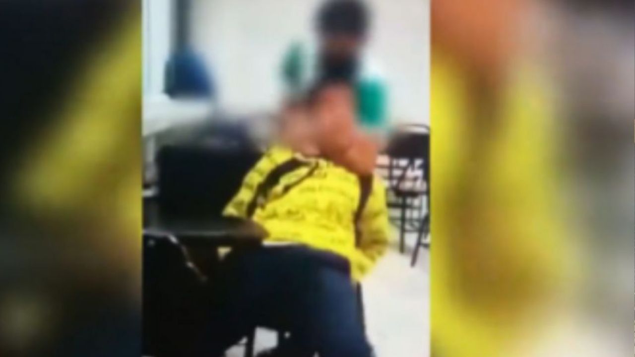¿Envidioso? Video muestra a estudiante estrangulando a otro por ser estudioso