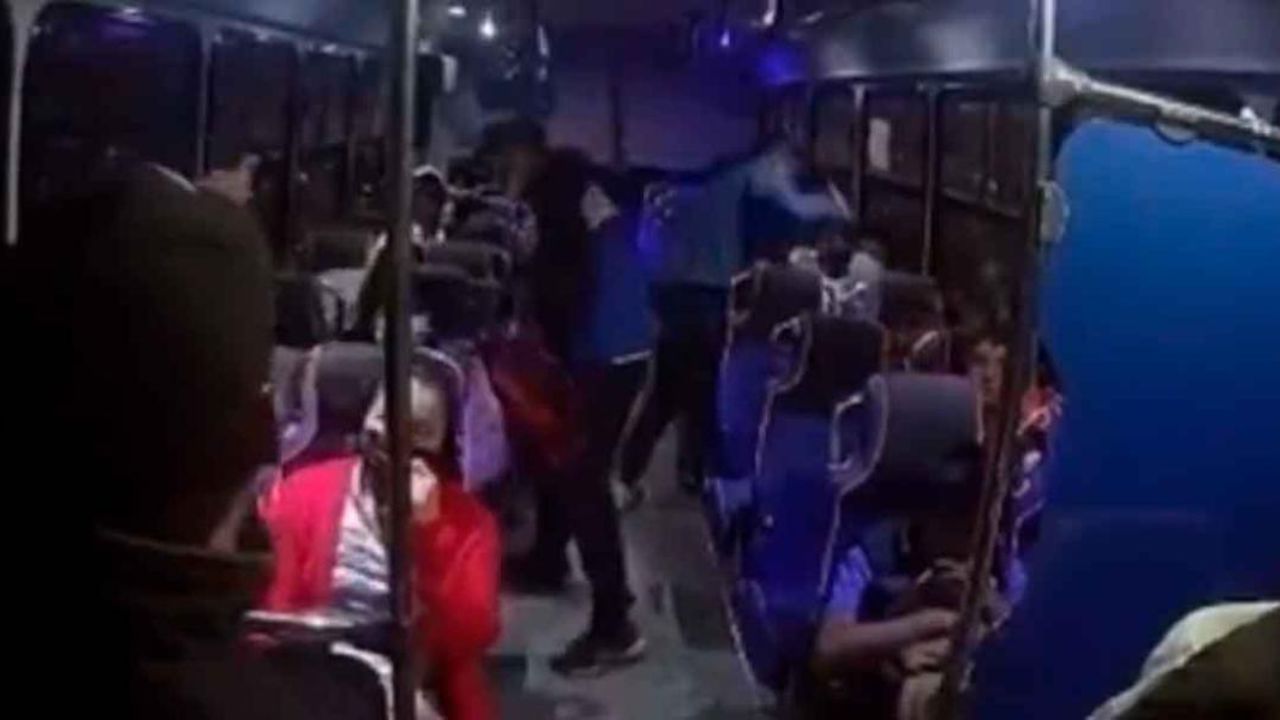 ¡Asalto armado! Así fue como tres delincuentes asaltaron a pasajeros de un bus en México