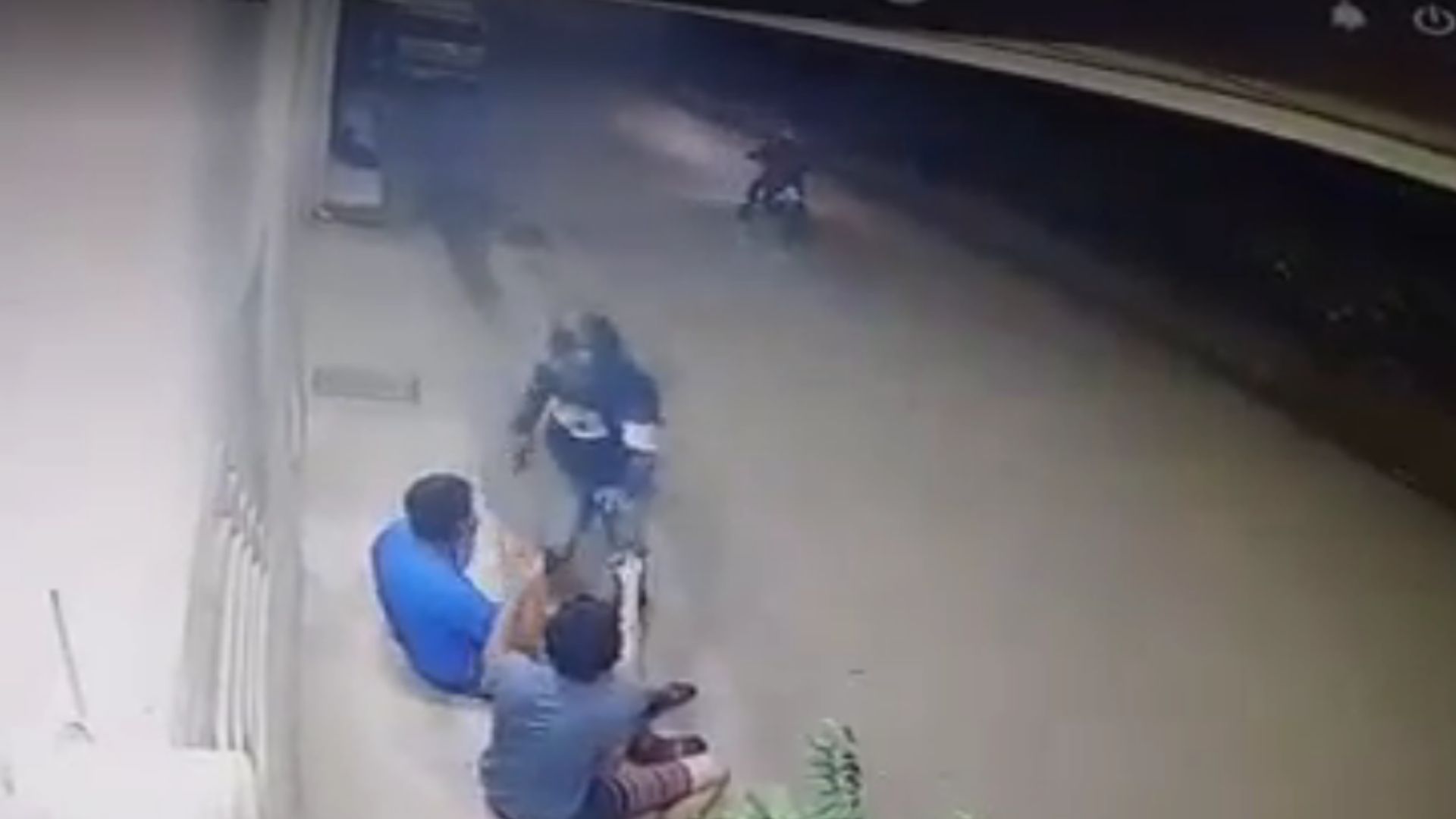 En video quedó captado el asalto a dos jóvenes que platicaban fuera de su casa en Danlí