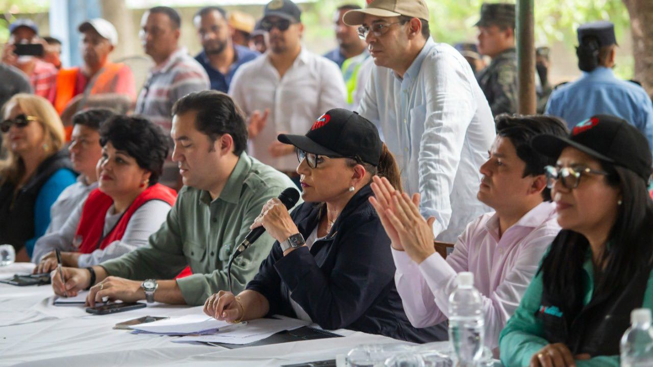 Xiomara Castro llegó a entregar ayuda a damnificados de El Cubulero en Alianza, Valle