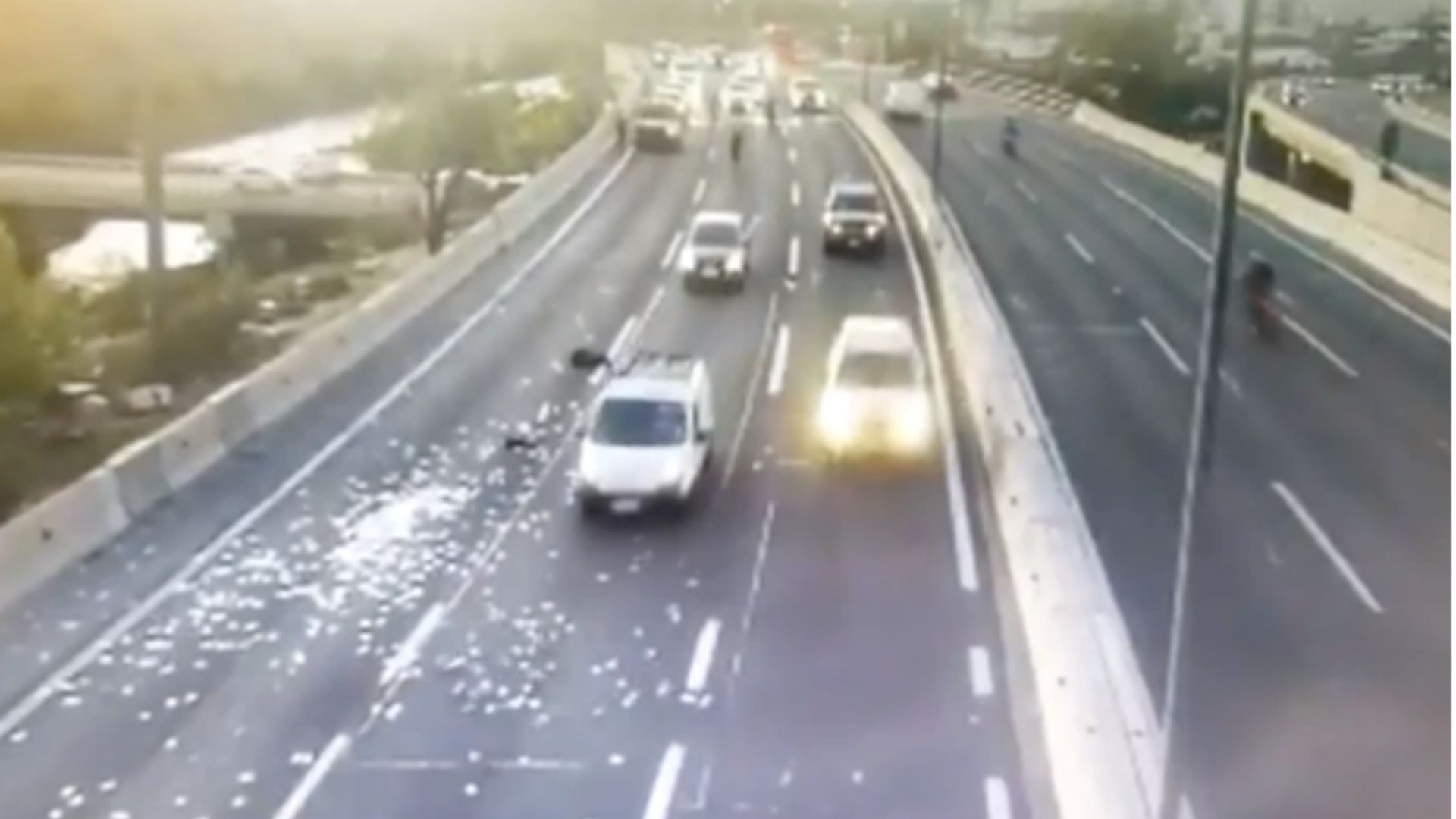 En video: delincuentes arrojaron bolso con dinero robado en plena autopista de Chile