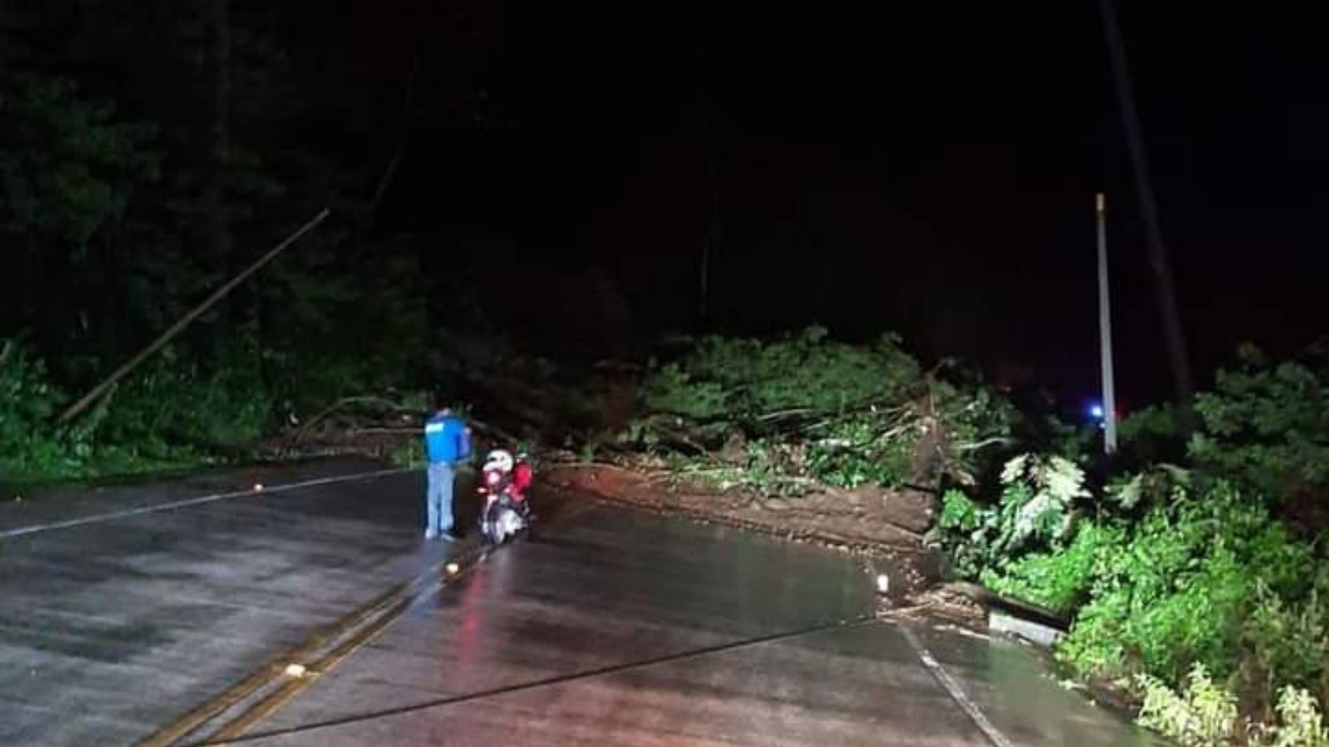 Incomunicadas las ciudades de Santa Rita y Copán Ruinas por derrumbes en la carretera