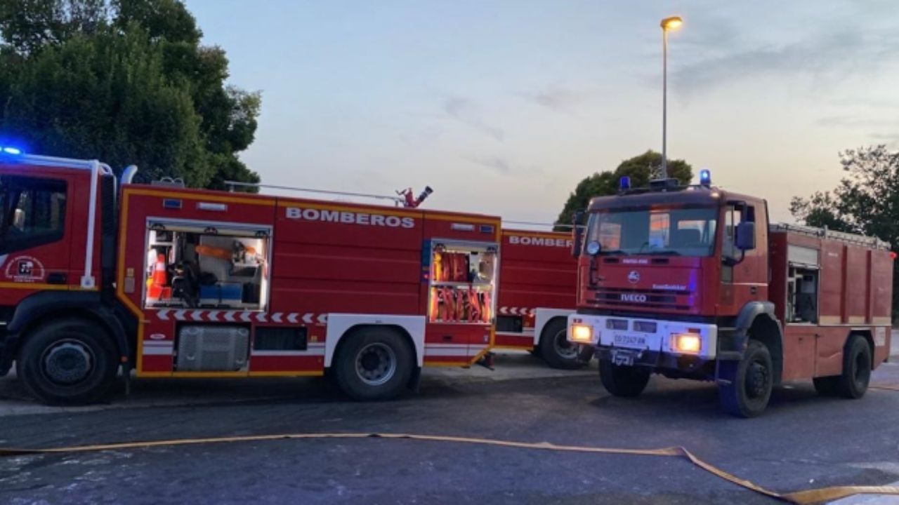 Hallan el cuerpo calcinado de un hombre en el interior de un vehículo en llamas en Puente Genil, Córdoba