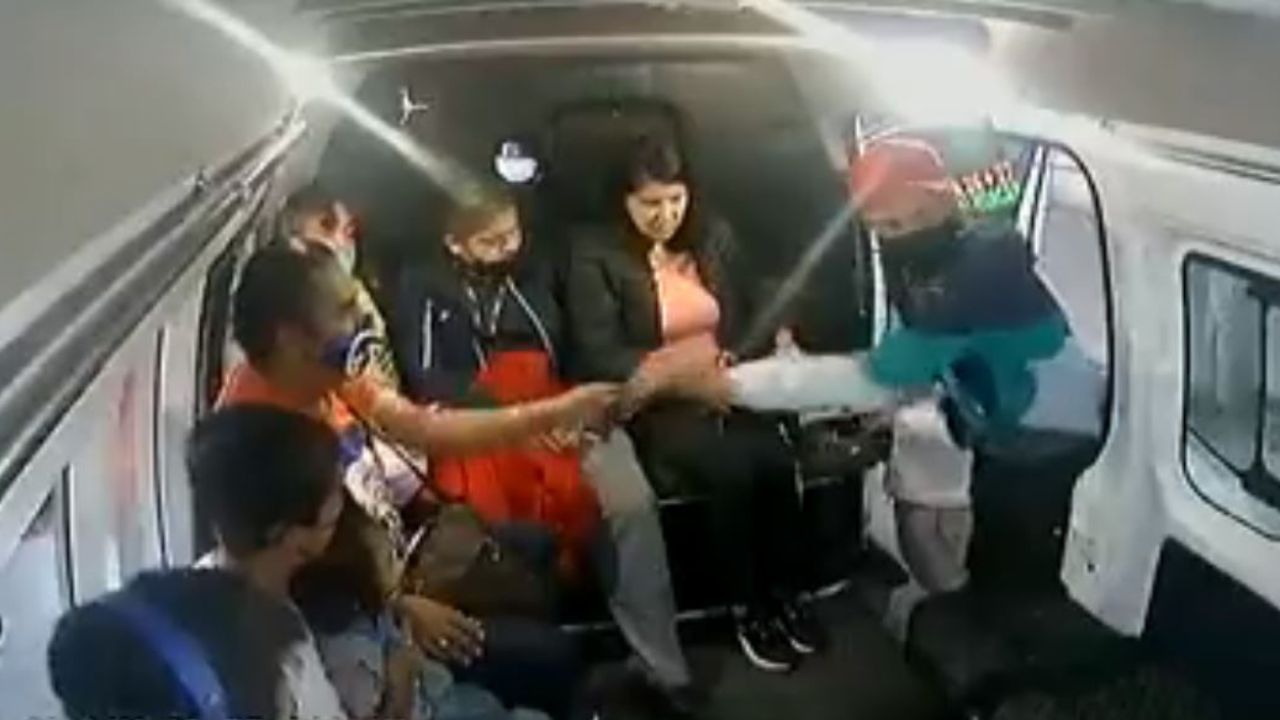 '¡Los teléfonos rápido!': sujetos roban en menos de 30 segundo a pasajeros de bus