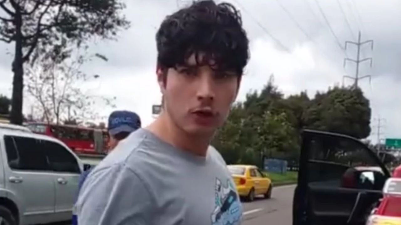 'Vea en lo que ando, malparida...: Joven a una agente policial que le pidió mover su carro