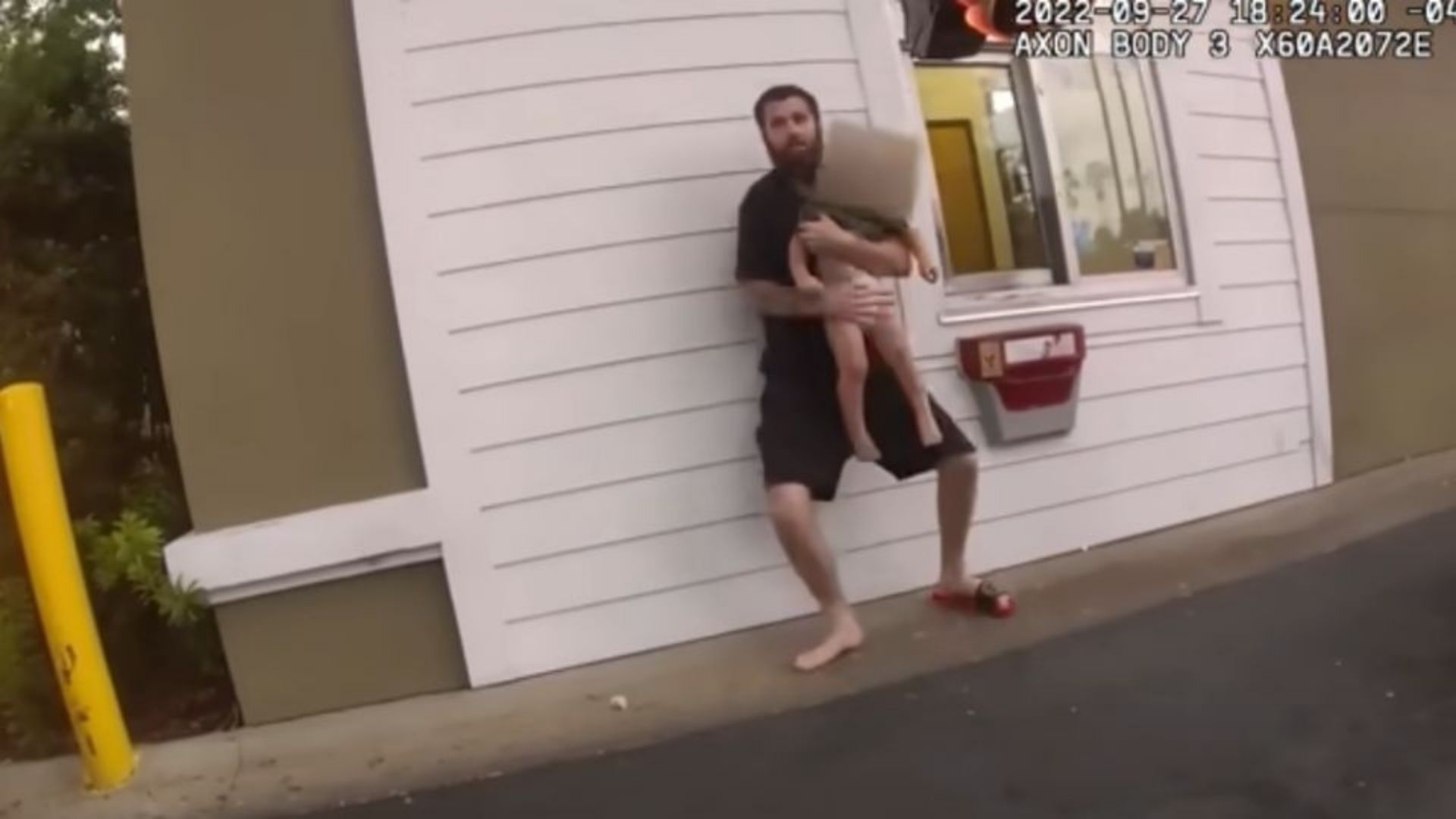 En video: Con descarga eléctrica someten a  hombre  que usó a su bebé como escudo human