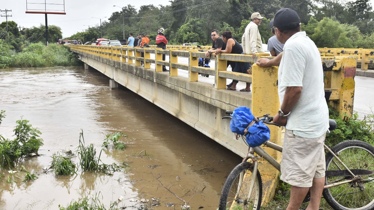 Más de tres muertos, inundaciones y cierre de un aeropuerto en Honduras por paso de Julia